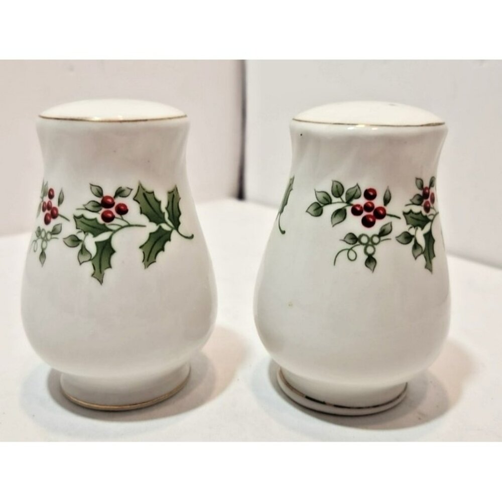 Vtg Gibson Housewares Christmas Charm Salt And Pepper Shakers Holly Berry
